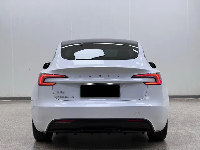 Tesla Model 3 — Фото автомобиля 4