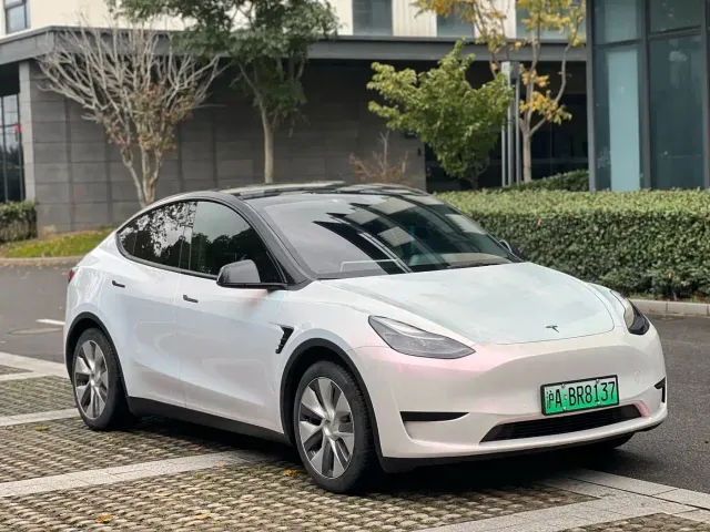 Tesla Model Y — Фото автомобиля 5