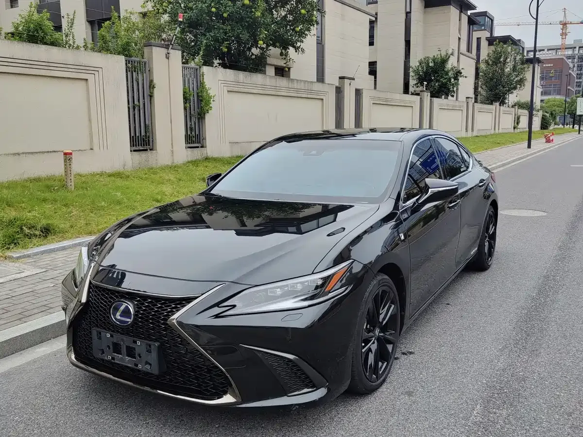 Фотография автомобиля — Lexus ES