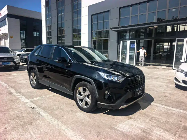 Toyota RAV4 — Фото автомобиля 3