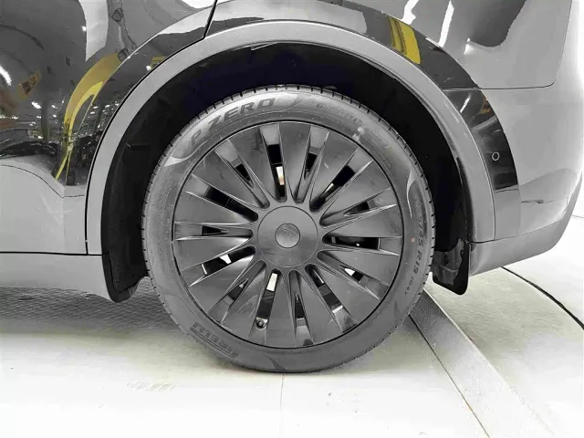 Tesla Model Y — Фото автомобиля 13