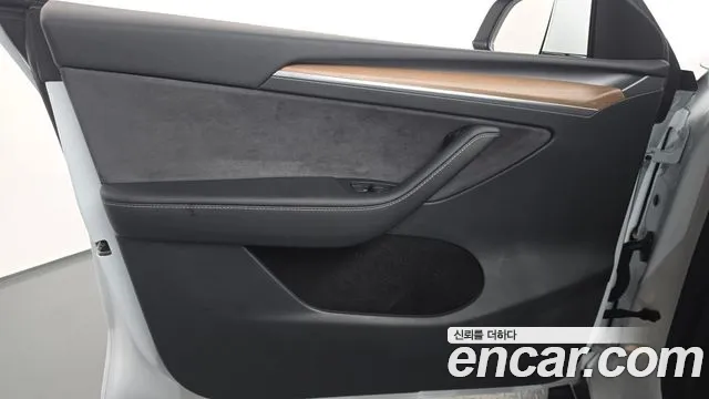 Tesla Model Y — Фото автомобиля 13