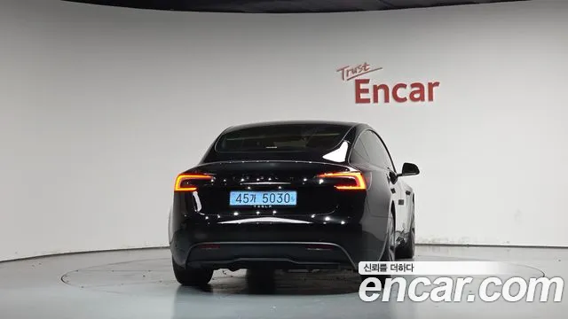 Tesla Model 3 — Фото автомобиля 4