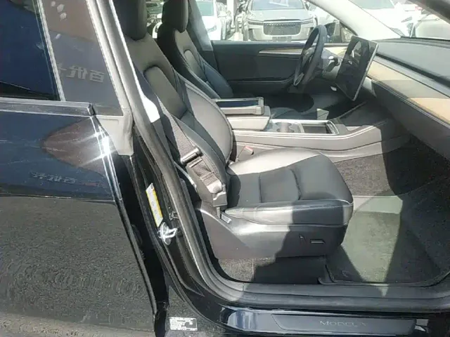 Tesla Model Y — Фото автомобиля 24