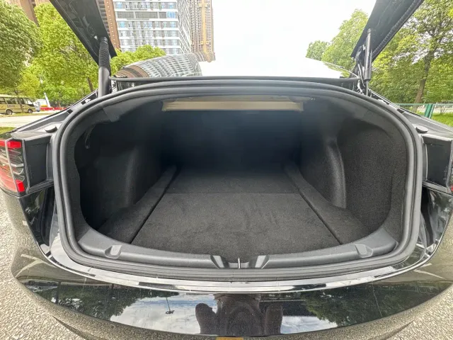 Tesla Model 3 — Фото автомобиля 14