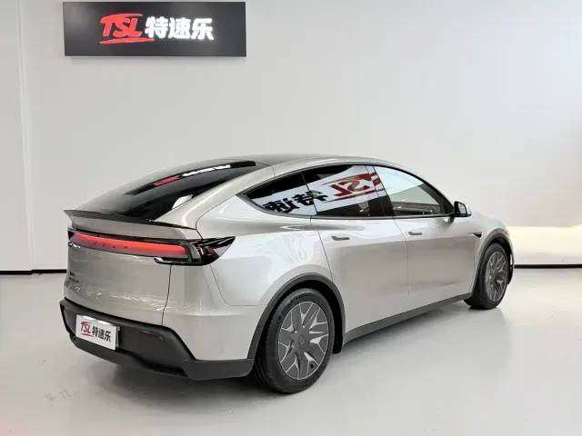 Tesla Model Y L — Фото автомобиля 17