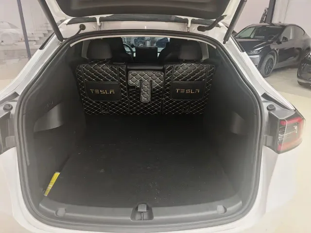 Tesla Model Y — Фото автомобиля 17