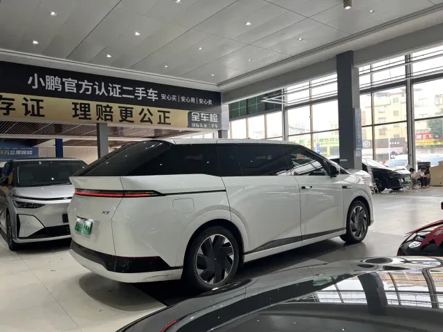Xpeng X9 — Фото автомобиля 7