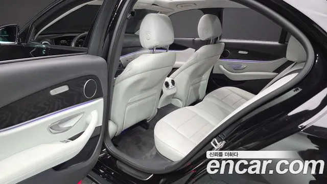 Mercedes-Benz E-Class — Фото автомобиля 11