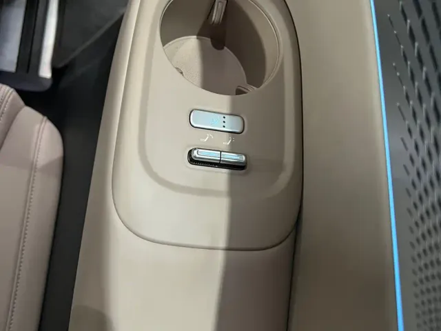 Xpeng X9 — Фото автомобиля 28