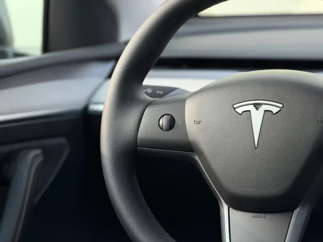 Tesla Model Y 2023 Rear-Wheel Drive Edition — Фото автомобиля 15