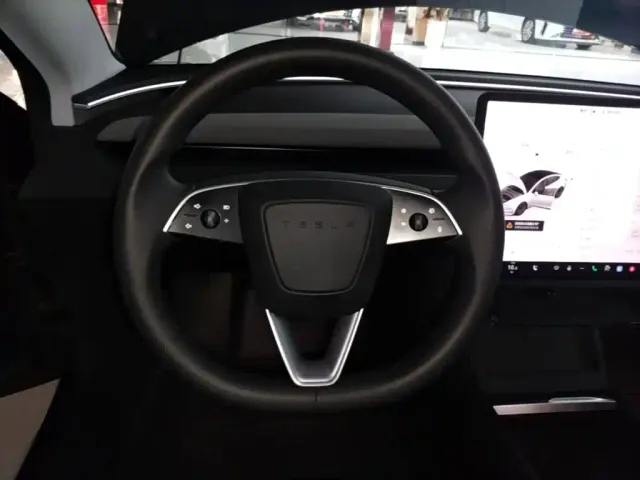 Tesla Model 3 — Фото автомобиля 10