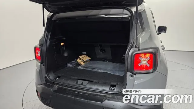 Jeep Renegade — Фото автомобиля 20