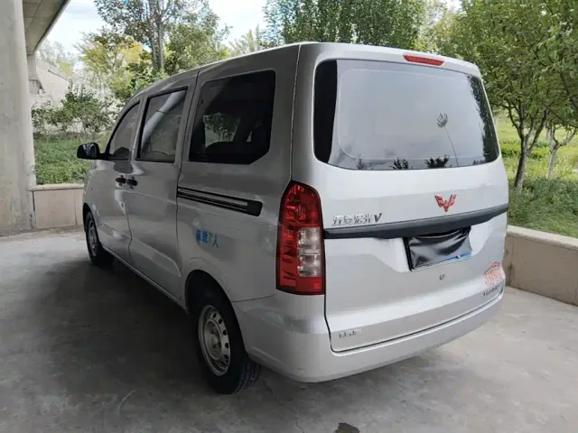 Wuling Hongguang V — Фото автомобиля 4