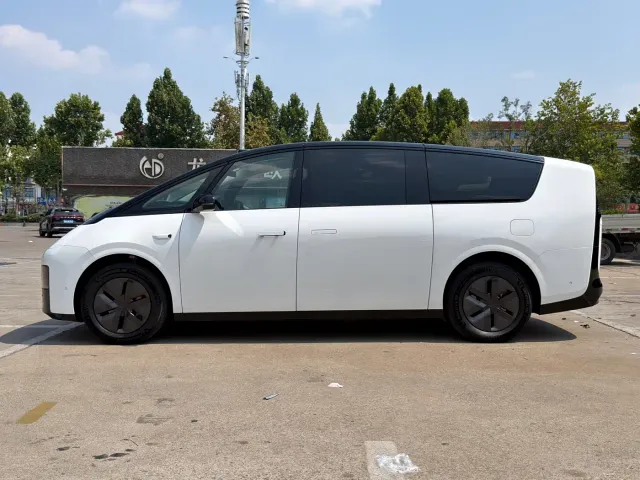 Li Auto MEGA — Фото автомобиля 3