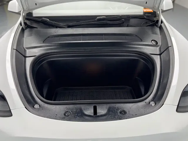 Tesla Model Y — Фото автомобиля 17