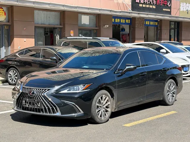Фотография автомобиля — Lexus ES
