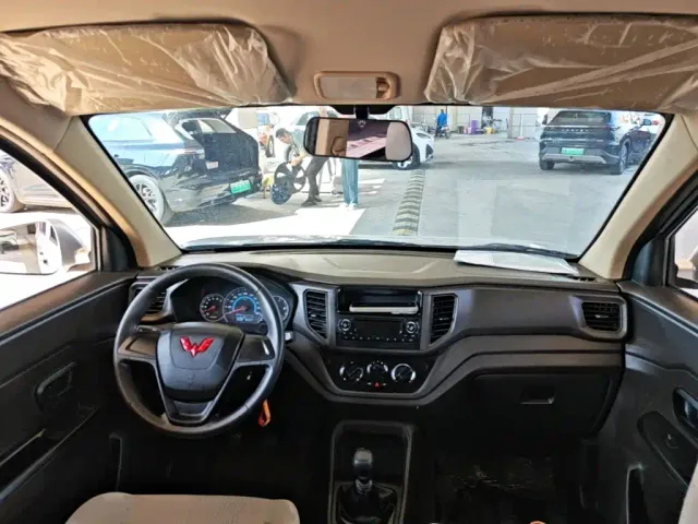 Wuling Hongguang V — Фото автомобиля 9