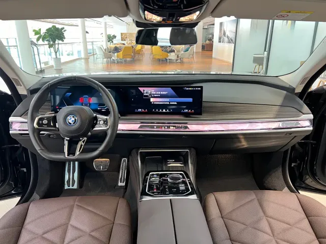 BMW i7 — Фото автомобиля 5