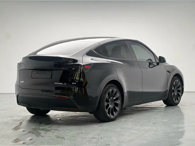 Tesla Model Y — Фото автомобиля 5