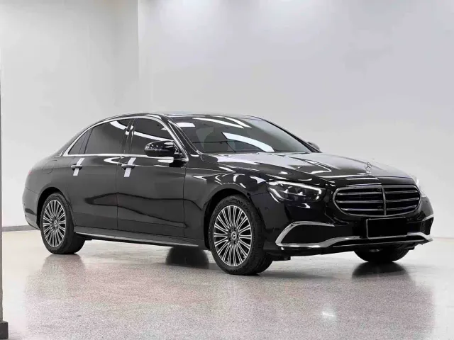 Mercedes-Benz E-Class — Фото автомобиля 3