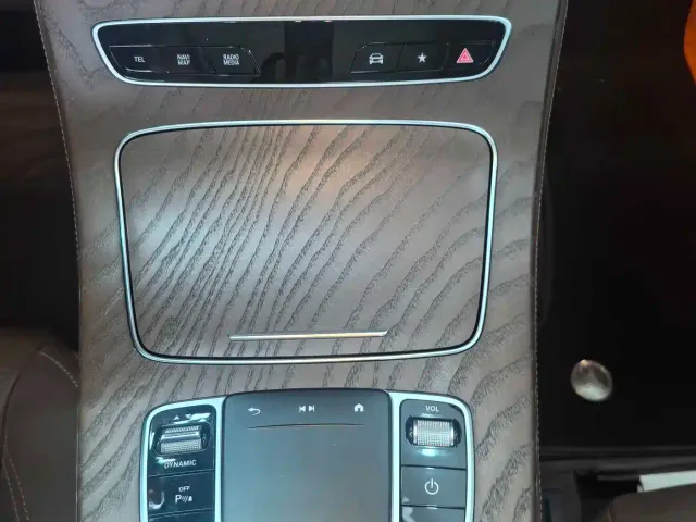 Mercedes-Benz E-Class — Фото автомобиля 12