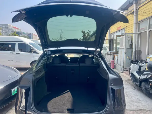Tesla Model Y — Фото автомобиля 12