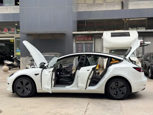 Tesla Model 3 — Фото автомобиля 11