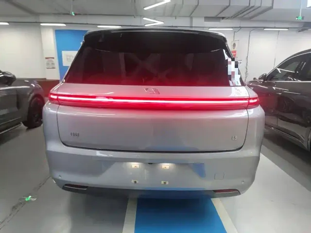 Li Auto L8 — Фото автомобиля 5