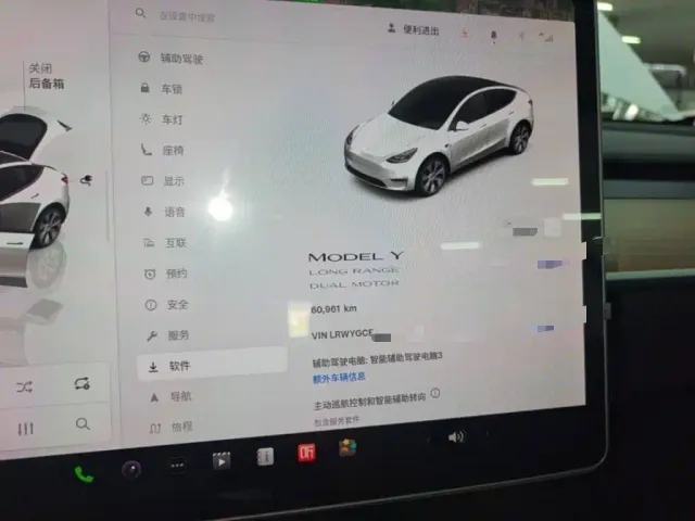 Tesla Model Y — Фото автомобиля 11