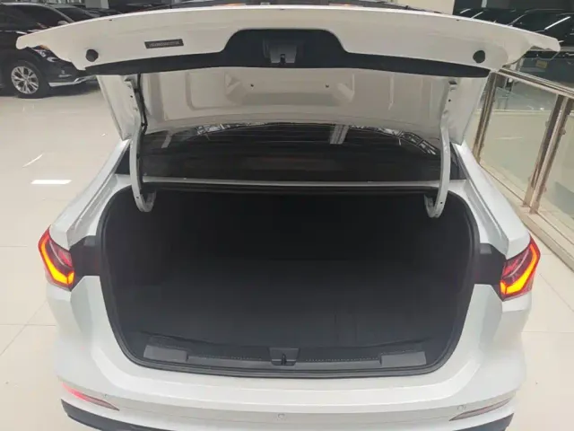 Roewe i5 — Фото автомобиля 18