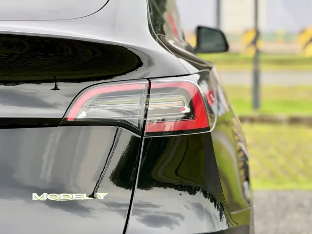 Tesla Model Y — Фото автомобиля 18