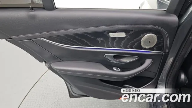 Mercedes-Benz E-Class — Фото автомобиля 21