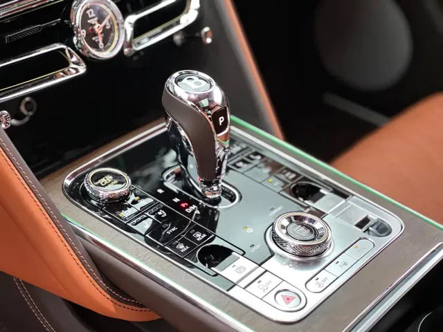 Bentley Flying Spur — Фото автомобиля 16