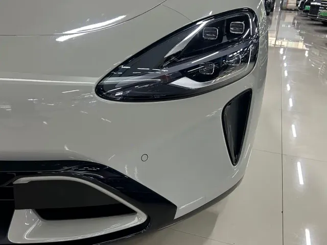 Xiaomi SU7 — Фото автомобиля 12