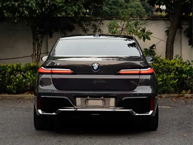 BMW i7 — Фото автомобиля 4
