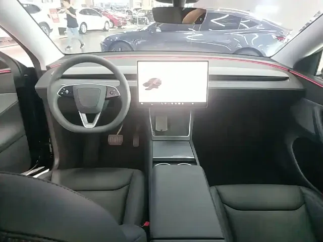 Tesla Model Y — Фото автомобиля 9
