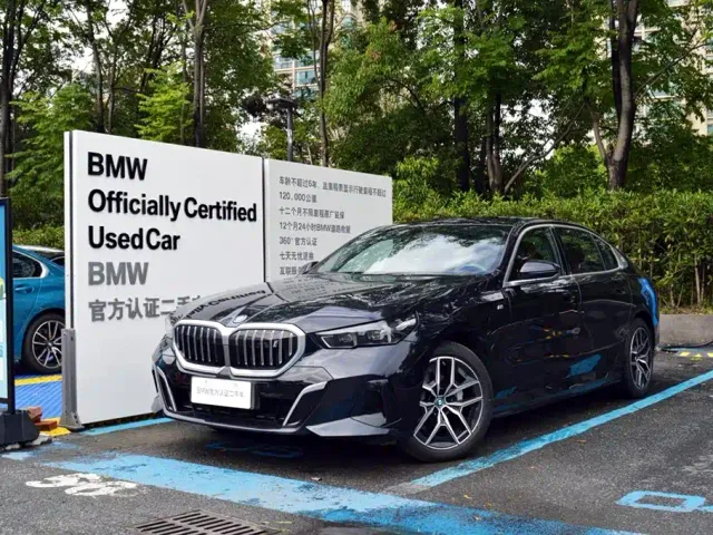 Фотография автомобиля — BMW i5