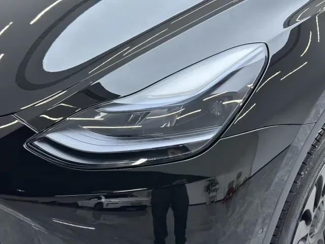 Tesla Model Y — Фото автомобиля 11