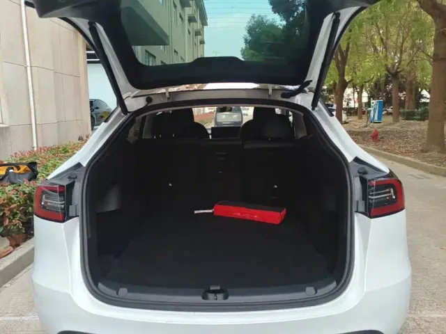 Tesla Model Y — Фото автомобиля 18
