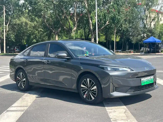 Changan Qiyuan A05 — Фото автомобиля 2