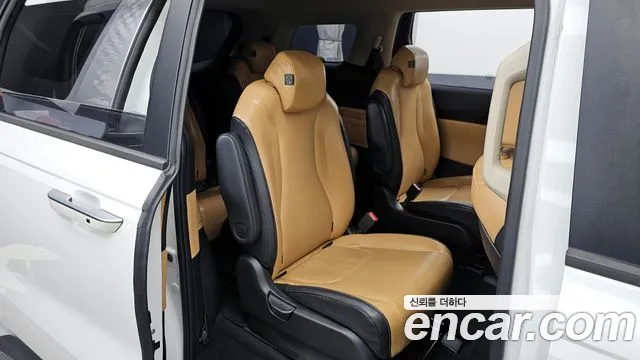 Kia Carnival Generation 4 — Фото автомобиля 12
