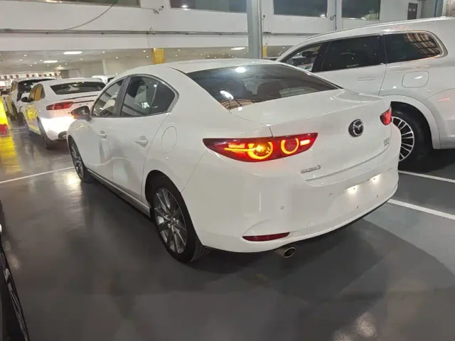Mazda Axela — Фото автомобиля 4