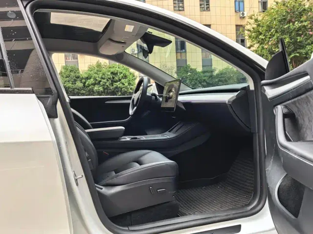 Tesla Model Y — Фото автомобиля 16