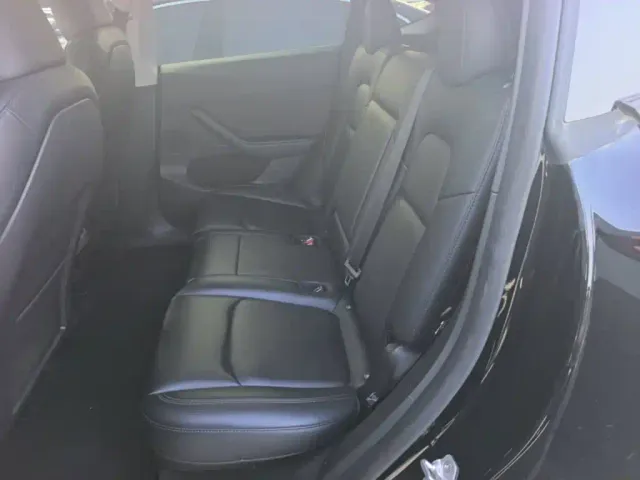 Tesla Model Y — Фото автомобиля 16