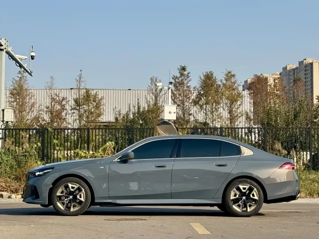 BMW 5 Series — Фото автомобиля 3