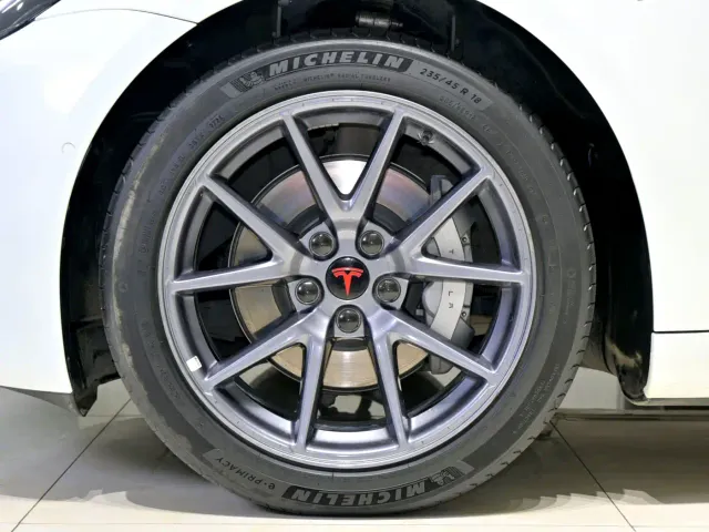 Tesla Model 3 — Фото автомобиля 24