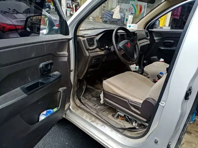 Wuling Hongguang V — Фото автомобиля 12
