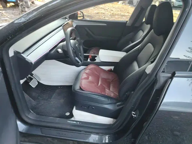 Tesla Model Y — Фото автомобиля 14