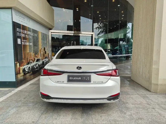 Lexus ES — Фото автомобиля 5